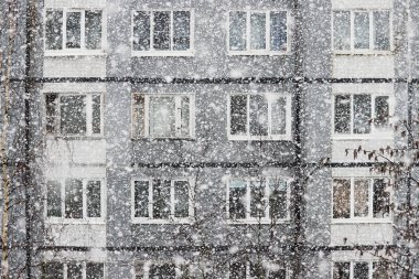 Gökyüzünden yağan kara beyaz kar taneleri