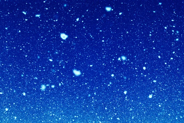 Sataa Lumihiutaleita Lumisateessa Taivaalta — kuvapankkivalokuva