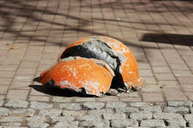 Evin yanındaki kaldırım ve turuncu parçalanmış yarım küre park yeri araçların girişine karşı güçlendirilmiş. Terörist saldırı tehlikesiyle ilgili.