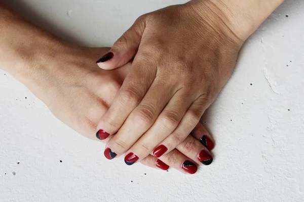 Belleza Delicada Manicura Roja Negra Con Barniz Gel Sobre Fondo — Foto de Stock