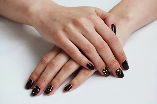 Beleza Delicada Manicure Café Com Brilho Dourado Com Verniz Gel — Fotografia de Stock