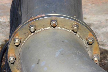 St. Petersburg Moskova Meydanı 'ndaki çeşme kompleksi koruyucu örtülerden açıktır ve ilkbaharda faaliyete hazırlanmaktadır.