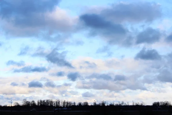 Ogromne Białe Cumulus Chmury Tle Błękitnego Nieba Wiosną — Zdjęcie stockowe