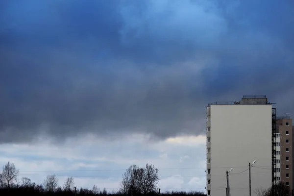 Huge White Cumulus Clouds Blue Sky Spring House Construction — 스톡 사진