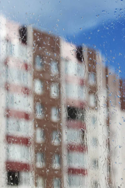 Gouttes Pluie Sur Verre Ciel Bleu Flou Maison — Photo