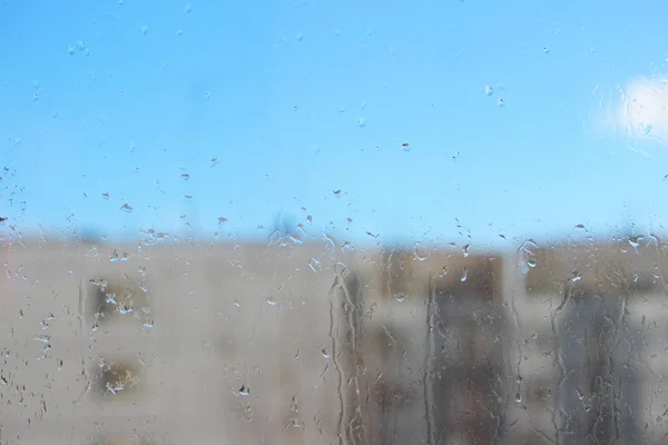 Regendruppels Glas Wazig Blauwe Lucht Huis — Stockfoto