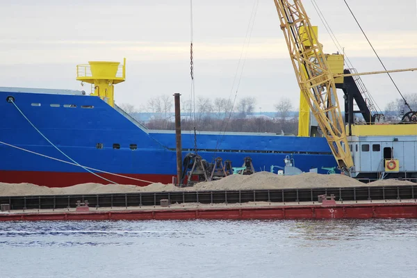 Navio Carga Azul Barcaça Com Carga Rio Severnaya Dvina — Fotografia de Stock