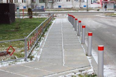Arabalardan kaldırım çitleri, birkaç metal direkler, anti-terörist koruma..