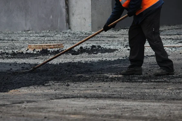 Worker Leveling Crumb Asphalt Pit Drag Roller Paving Road Mini — Stock Photo, Image