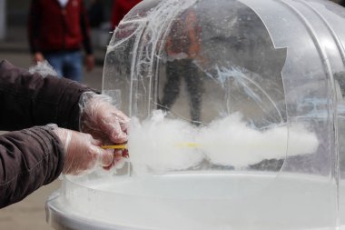 pamuk şeker makinesinde beyaz pamuk şeker yapma.