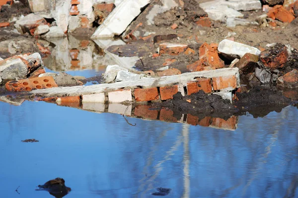 Des Briques Mur Ancien Bâtiment Ruine Trouvent Dans Une Flaque — Photo