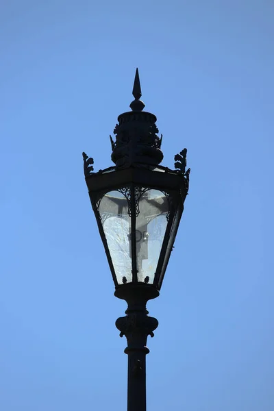 Lámpa Napsütötte Tavaszi Nap Parkban — Stock Fotó
