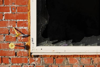 Vandallar, alışveriş merkezinin korumasız, terk edilmiş binasının camlarını kırdılar.