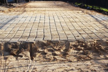 Kaldırımın tamiri. Asfalt döşenmiş yeni tamir edilmiş kaldırım