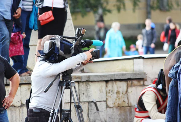 プロのビデオカメラマンは ロシアのレニングラード地方ガチナの市の日にビデオカメラで撮影します — ストック写真
