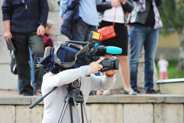 Videografo Professionista Scatta Sulla Videocamera Una Giornata Della Città Gatchina — Foto Stock