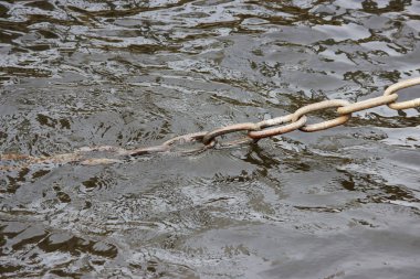 St. Petersburg Fontanka Nehri kıyısına iniş sahnesini onaran paslı çelik zincir.