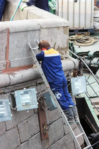 Muratore Operaio Ripara Cuciture Tra Lastre Granito Sull Argine Del — Foto Stock