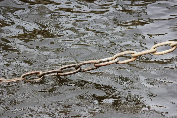 Stary Zardzewiały Metalowy Łańcuch Stalowy Który Mocuje Lądowisko Brzegu Rzeki — Zdjęcie stockowe