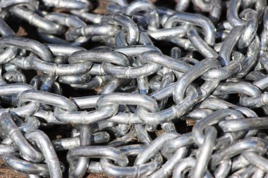 Yığınla gümüş zincir park yerindeki asfaltta yatıyor.