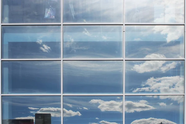 Отражение Неба Облаками Окнах Крупного Бизнес Центра Летом — стоковое фото