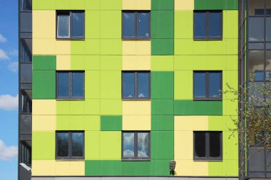 Renkli sarı ve yeşil bir ev. Bir iş merkezi.