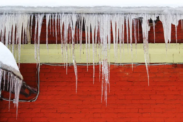 Icicles Techo Una Casa Ladrillo Pintado Naranja Invierno — Foto de Stock