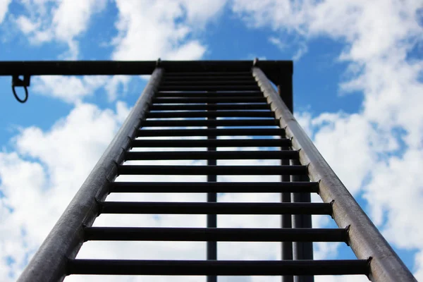 Egy Fém Lépcső Megy Égbe Része Építkezés Sporttevékenységek Közelében Rendőrség — Stock Fotó