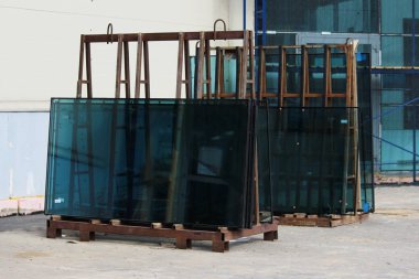 Büyük bir iş merkezinin tamiri sırasında vitrin yeşile boyanacak.