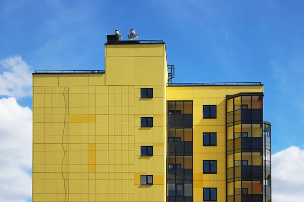 素敵なカラフルな黄色の家ビジネスセンターと青空 — ストック写真