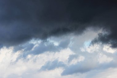 Büyük beyaz kümülüs bulutları yağmurdan önce ilkbaharda mavi gökyüzüne karşı