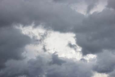 Büyük beyaz kümülüs bulutları mavi gökyüzüne karşı ilkbaharda yağmurdan önce bir lümen ya da çerçeve şeklinde