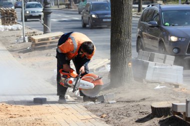 Şehrin kaldırım tamir ederken kaldırım karosu daire testere ile bir çalışma mason keser
