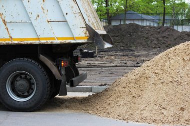 eski çalışma kamyon kum bir otomobil park inşa etmek için siteye getirdim..
