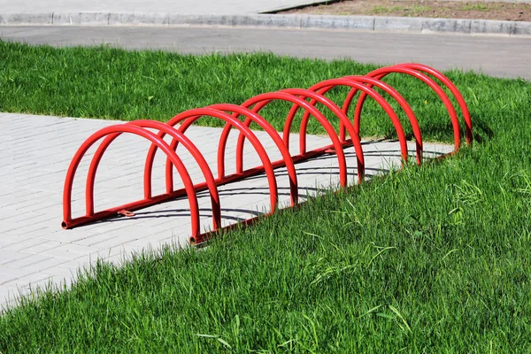 A paisagem urbana anel vermelho baixo espaço de estacionamento para bicicletas — Fotografia de Stock