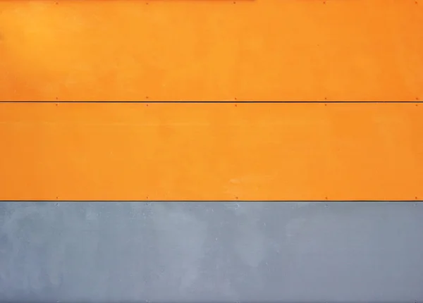 La pared de la casa, adornada con paneles de colores, pintada en colores brillantes. Gris y naranja . — Foto de Stock