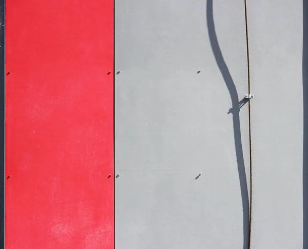 La pared de la casa, adornada con paneles de colores, pintada en colores brillantes. Rojo y gris . — Foto de Stock