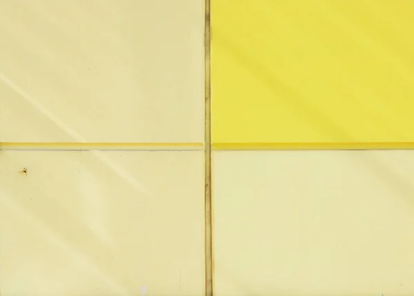 La pared de la casa, adornada con paneles de colores, pintada en colores brillantes. Amarillo y beige — Foto de Stock