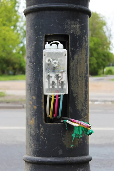 Bir ayağı bir sokak fener olarak içindeki kablolar renkli kablolama.