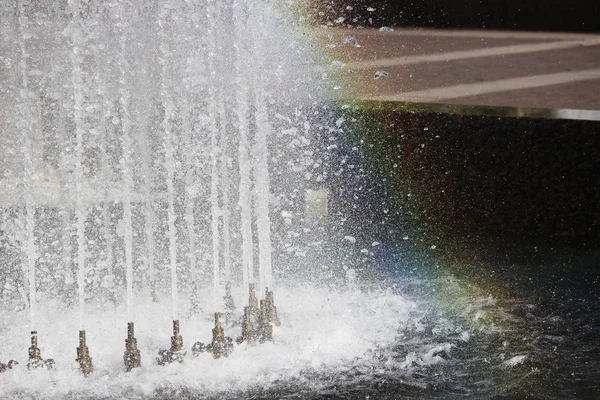 SAINT-PETERSBURG, RUSSIA. Complex of singing fountains at Moscow Square in sunny day. — Stock Photo, Image
