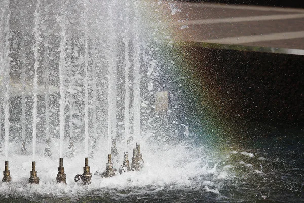 SAINT-PETERSBURG, RUSSLAND. Komplex singender Springbrunnen am Moskauer Platz bei sonnigem Tag. — Stockfoto