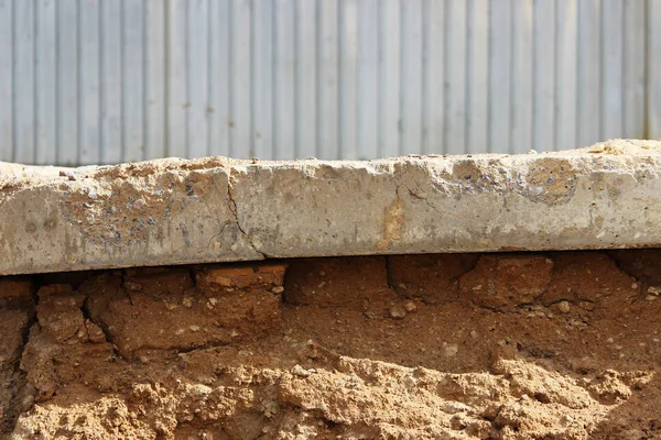 De betonplaat ligt op een platform onder een laag zand. Verschillende niveaus van. — Stockfoto
