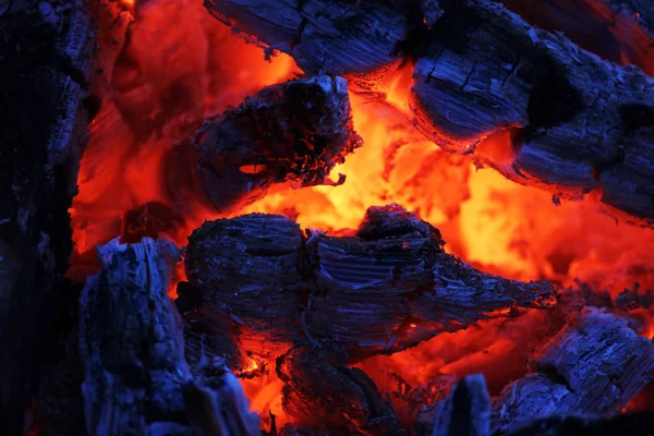 美しい夜の炎が赤い石炭で溶けていく. — ストック写真