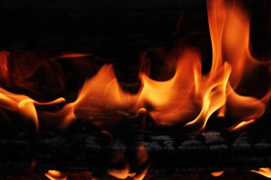 Kırmızı kömürlerle eriyip giden güzel bir akşam ateşi.