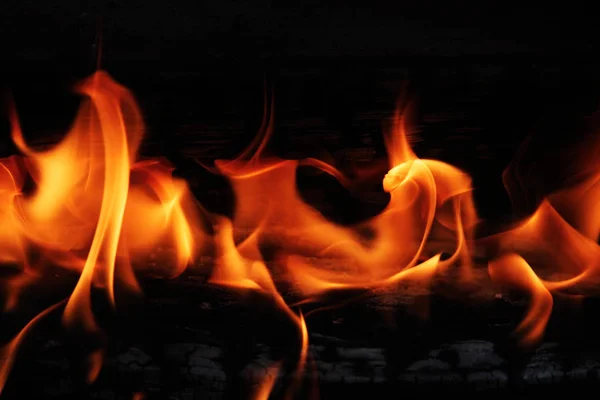 Piękny wieczorny ogień topniejący z czerwonymi węglami. — Zdjęcie stockowe