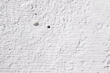 Yüzeyinde küçük delikler olan pürüzsüz alçılı beyaz duvarı temizle