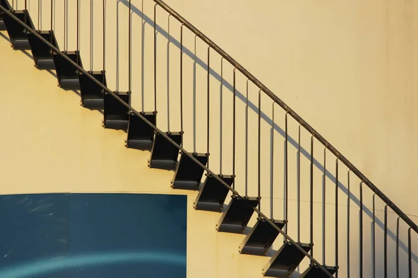 Escadaria Metal Tanque Óleo Iluminado Pelo Sol Noite — Fotografia de Stock