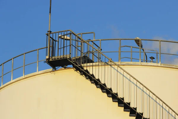 Escalera Metálica Tanque Aceite Iluminada Por Sol Noche —  Fotos de Stock