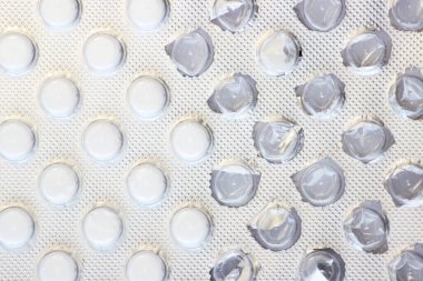 Makro fotoğraf çok sayıda beyaz küçük tabletler kabarcık itme-yalak paketi