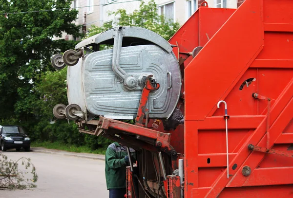 Werknemer Laadt Vuilnisbak Bij Een Recyclingmachine — Stockfoto